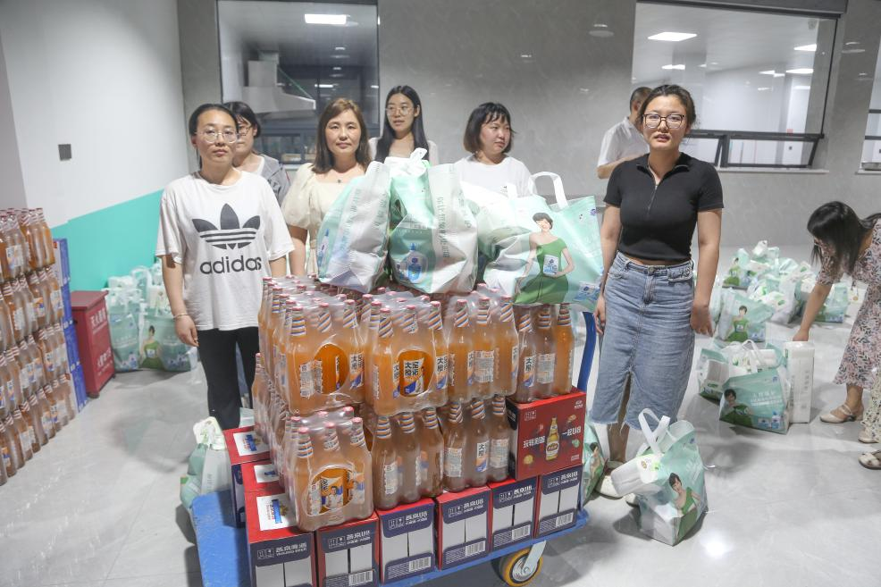 炎炎夏日送清凉，滴滴关怀沁人心